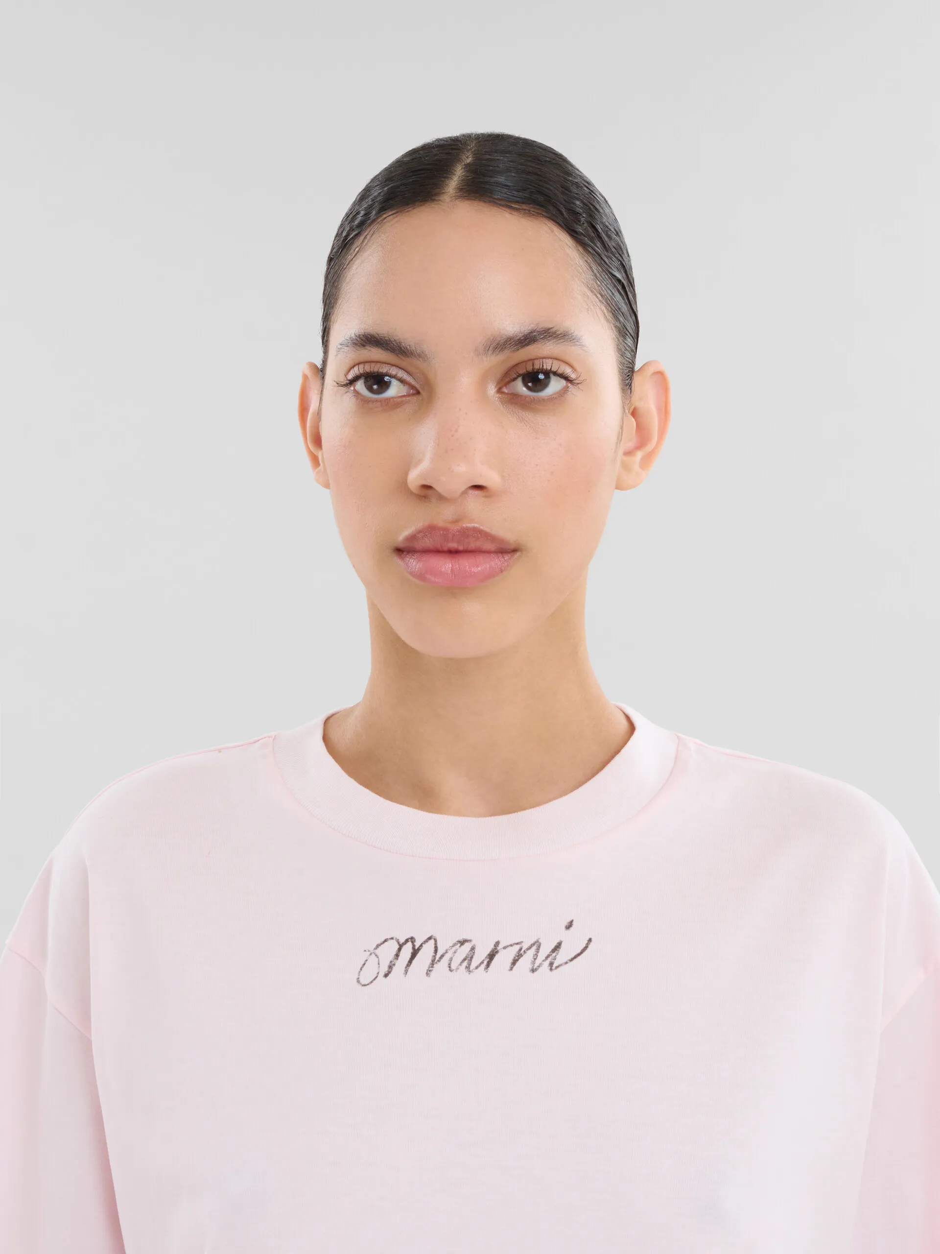 Camiseta de corte cuadrado rosa de algodón orgánico con logotipo repetido
