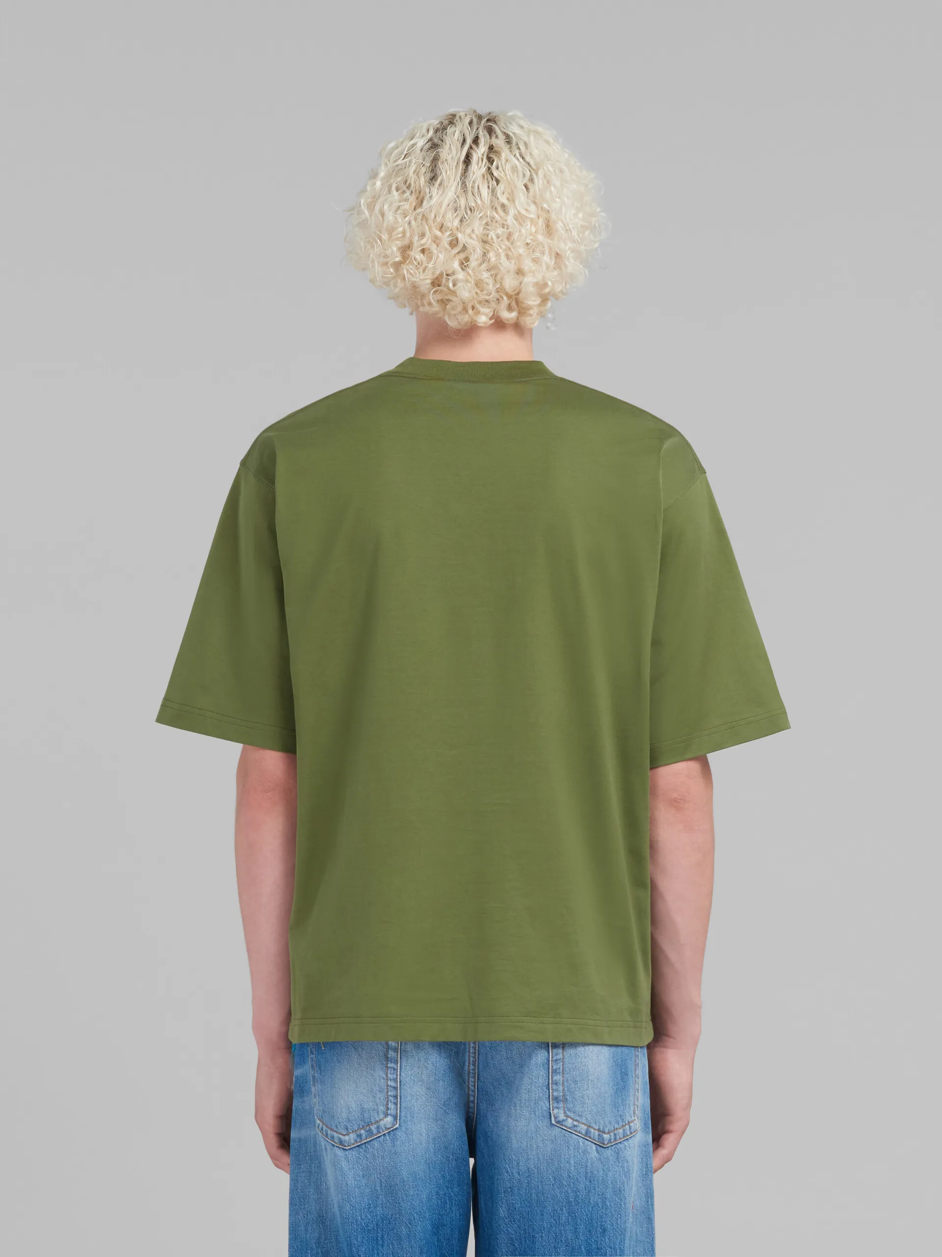 Camiseta verde de algodón ecológico con minilogotipo