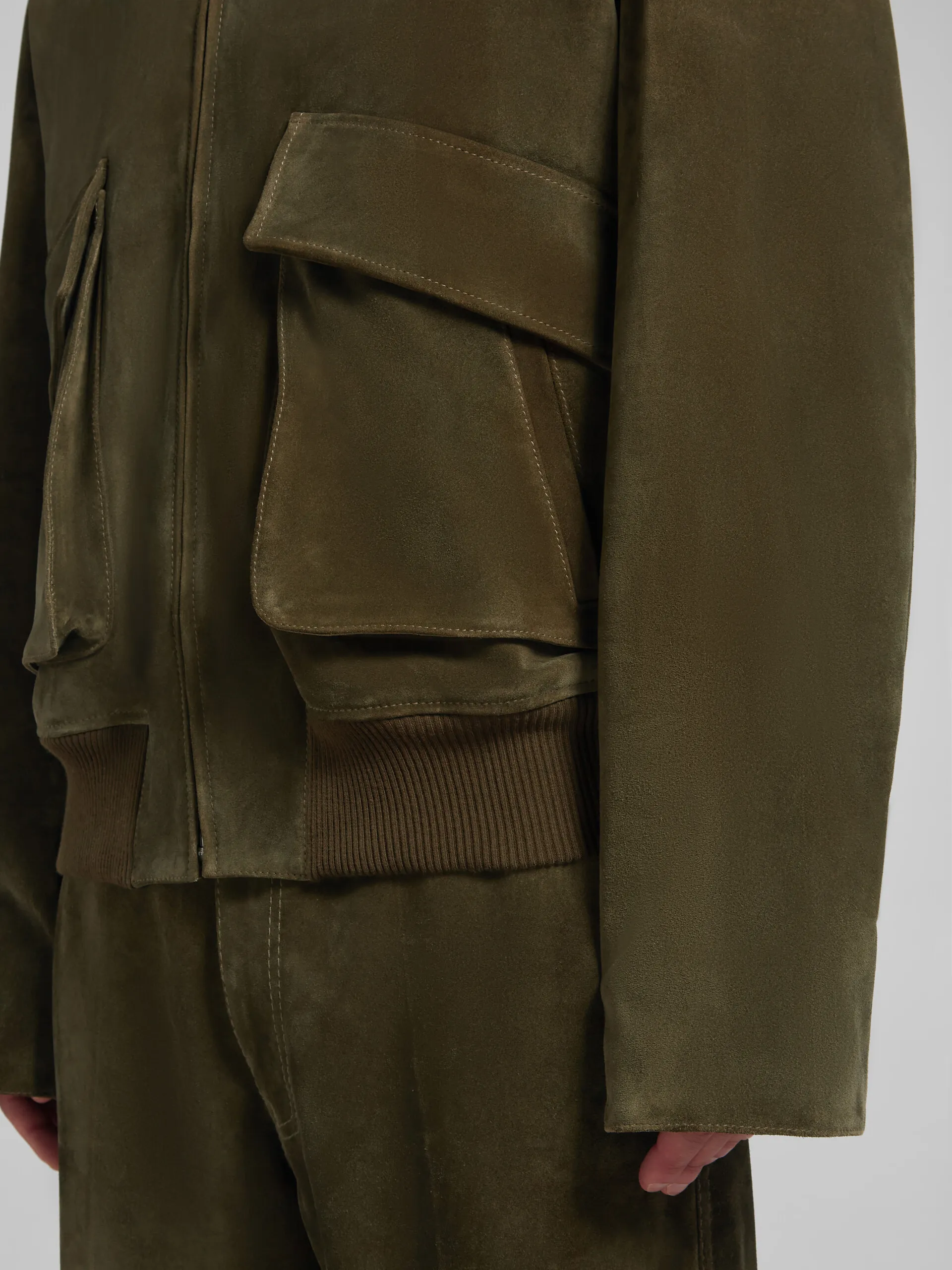 Chaqueta verde de ante con cuello de borreguito