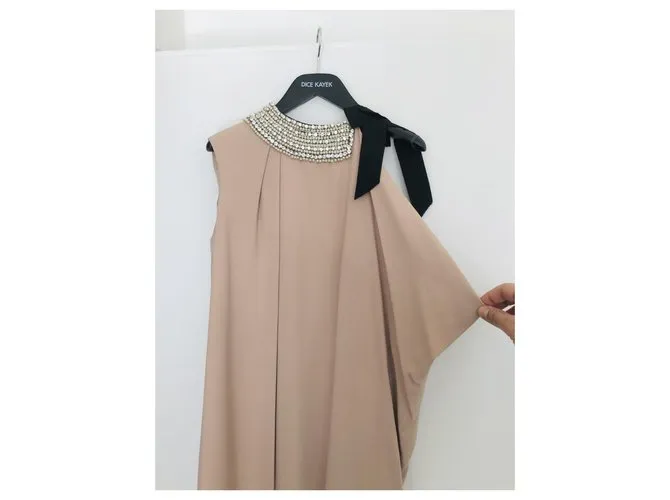 Hermoso vestido cruzado nude con drapeado asimétrico de DICE KAYEK. Carne 