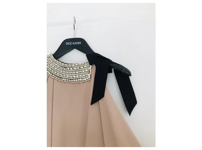 Hermoso vestido cruzado nude con drapeado asimétrico de DICE KAYEK. Carne 