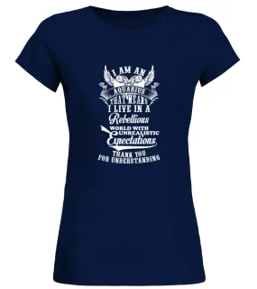 I am an aquarius I live in a rebellious  T shirt Camiseta cuello redondo Mujer