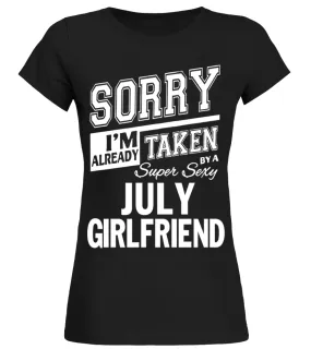 SORRY I’M ALREADY TAKEN BY A SUPER SEXY JULY GIRLFRIEND Camiseta cuello redondo Mujer
